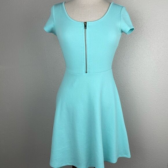 iris Dresses & Skirts - Iris Short Sleeve Stretch Dress EUC